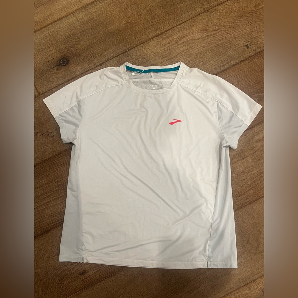 Brooks *WORN ONCE* Off White Dash Short Sleeve
